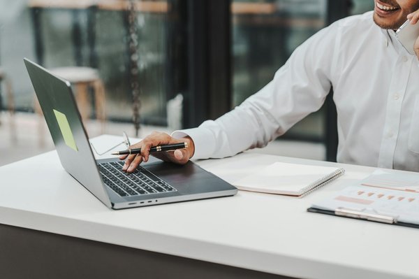 What are the legal requirements for a UK business to obtain an alcohol license?